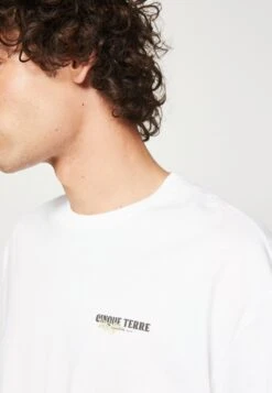 YOURTURN T-Shirt Con StampaWhite Uomo T-shirt E Polo YO121010R-A11 -Negozio Online Yourturn Italia 16f638744d6d42cd9d3efba1689c3994