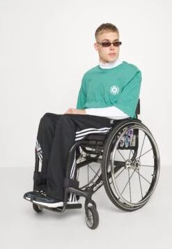 YOURTURN UnisexT-Shirt Con StampaGreen Uomo T-shirt E Polo YO12100OU-M11 -Negozio Online Yourturn Italia 182119cd7d244d3eb03c38f45e879a26