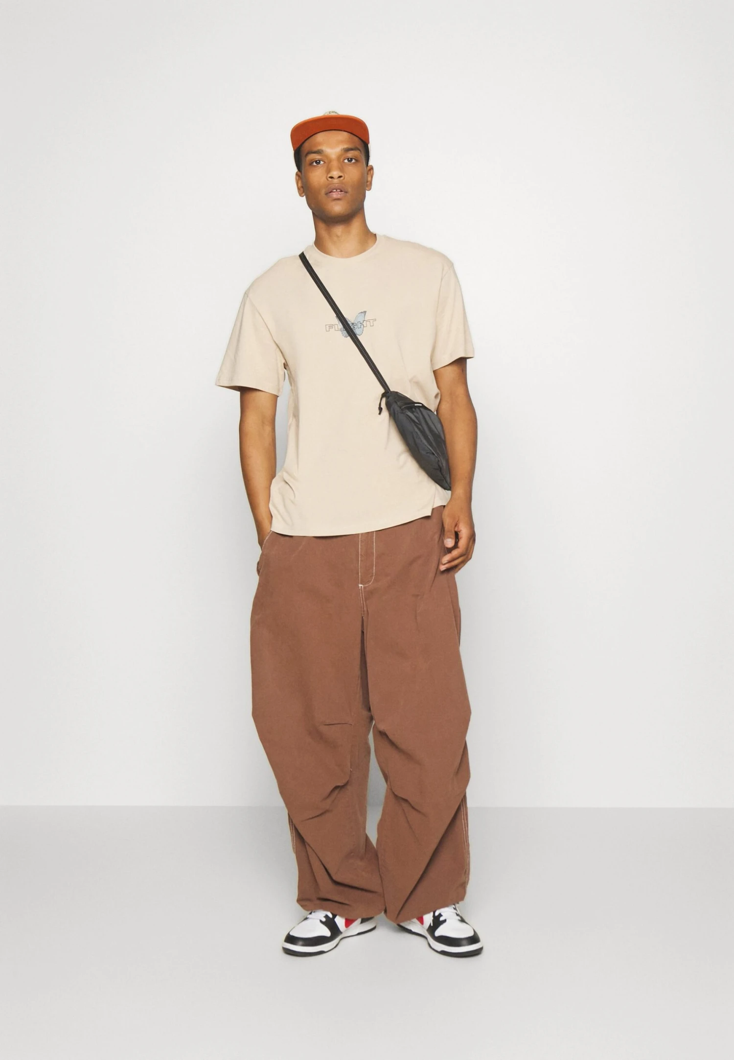 YOURTURN Unisex - T-Shirt Con Stampa - Tan 4 YOURTURN Unisex - T-Shirt Con Stampa - Tan - immagine 2