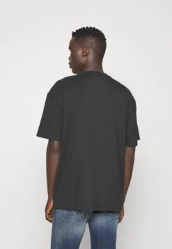 YOURTURN T-Shirt Con StampaBlack Uomo T-shirt E Polo YO122O0SI-Q11 -Negozio Online Yourturn Italia 2de02ada82e24cd6bfb2575529971141