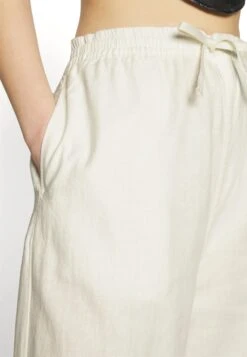 YOURTURN Genderless Parachute UnisexPantaloniWhite Uomo Pantaloni YO12100Y8-A11 -Negozio Online Yourturn Italia 550eb4063f7e4f1cbca9890550f66ec1