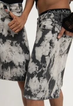 YOURTURN Unisex - Shorts Di Jeans - Black Denim 11 YOURTURN Unisex - Shorts Di Jeans - Black Denim -Negozio Online Yourturn Italia 6f57c0c64b7d40299b512707a370f88a