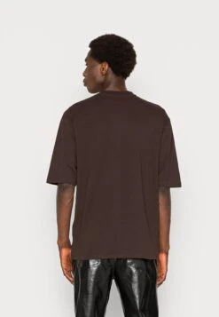 YOURTURN UnisexT-Shirt Con Stampa Dark Brown Uomo T-shirt E Polo YO12100NY-O11 9 YOURTURN UnisexT-Shirt Con Stampa Dark Brown Uomo T-shirt E Polo YO12100NY-O11 -Negozio Online Yourturn Italia 97d265dbf4f84c99bf0fd6771cce87f5