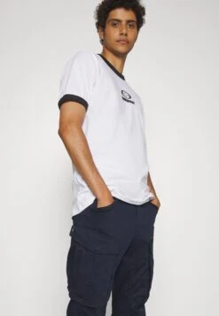 YOURTURN T-Shirt Con StampaWhite Uomo T-shirt E Polo YO122O0SO-A11 -Negozio Online Yourturn Italia 9f142ffa10cd4dcbb3632f6940928c20