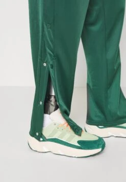 YOURTURN Pantaloni SportiviDark Green Uomo Pantaloni Sportivi E Joggers YO122E03Q-M11 -Negozio Online Yourturn Italia af53e3d3c5ab40d3926e22daf56f5a39