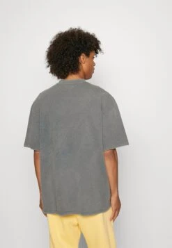 YOURTURN Nevada Wash Graphic Tee WashedT-Shirt Con StampaCharcoal Uomo T-shirt E Polo YO121011B-Q11 -Negozio Online Yourturn Italia bf0555704f834b22b22a793b58cb821f