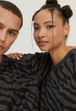 YOURTURN UnisexT-Shirt Con StampaBlack Donna T-shirt E Top YO12100ZG-Q11 -Negozio Online Yourturn Italia bfb24006e8dd47df98935fa774db3448