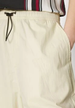 YOURTURN Genderless Parachute - Shorts - White 13 YOURTURN Genderless Parachute - Shorts - White -Negozio Online Yourturn Italia c4b7617e30964d8d94222559c32c9f62