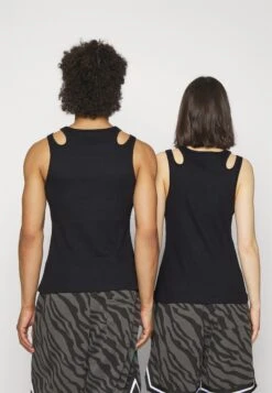 YOURTURN UnisexTopBlack Donna T-shirt E Top YO12100ZE-Q11 -Negozio Online Yourturn Italia d3ecaa56fb9d468299759176d703075b