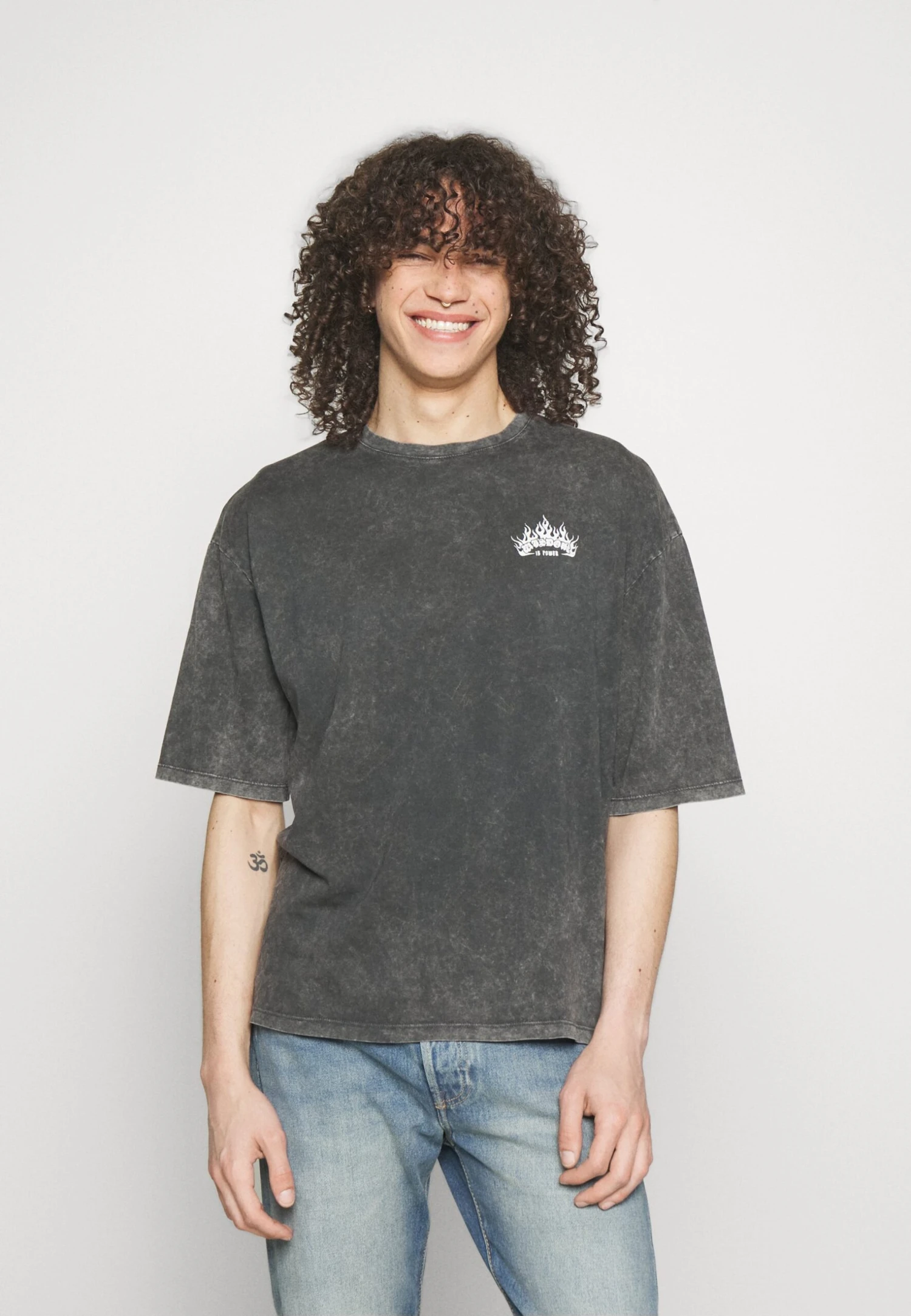 YOURTURN Skull Graphic Tee UnisexT-Shirt Con StampaMottled Black Donna T-shirt E Top YO121012M-Q11 5 YOURTURN Skull Graphic Tee UnisexT-Shirt Con StampaMottled Black Donna T-shirt E Top YO121012M-Q11 - immagine 3