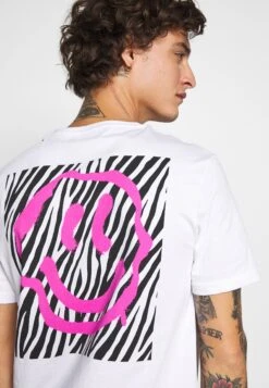 YOURTURN T-Shirt Con StampaWhite Donna T-shirt E Top YO121002E-A11 15 YOURTURN T-Shirt Con StampaWhite Donna T-shirt E Top YO121002E-A11 -Negozio Online Yourturn Italia de44298ade9445279e0e49675306d6c1