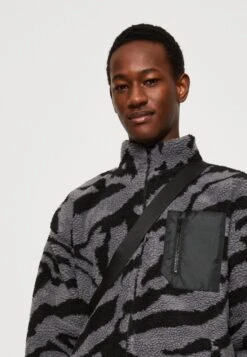 YOURTURN UnisexGiacca In PileGrey Uomo Maglieria E Felpe YO12100VD-C11 -Negozio Online Yourturn Italia e4ac82e499054d1f8826090370324730