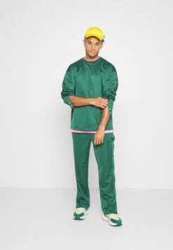 YOURTURN Pantaloni SportiviDark Green Uomo Pantaloni Sportivi E Joggers YO122E03Q-M11 -Negozio Online Yourturn Italia fc260e9a1e5a4362a65f1ee826d0ba2c
