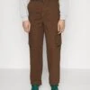 YOURTURN Unisex - Pantaloni Cargo - Brown 1 YOURTURN Unisex - Pantaloni Cargo - Brown -Negozio Online Yourturn Italia fc60e9c3b3b143b3a5a5f9cec714cdb8